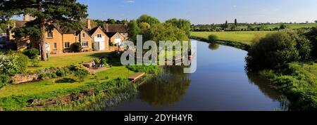 Été, rivière Nene, village de Wansford, Cambridgeshire, Angleterre; Grande-Bretagne; Royaume-Uni Banque D'Images