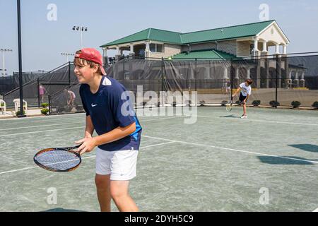 Huntsville Alabama, centre de tennis, adolescent adolescent adolescent adolescent jeune garçon jouant sur un court, Banque D'Images