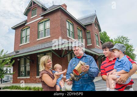 Alabama Tuscumbia Railroad Depot historique gare guide de l'ingénieur, famille parents enfants mère père fils garçon, extérieur, Banque D'Images