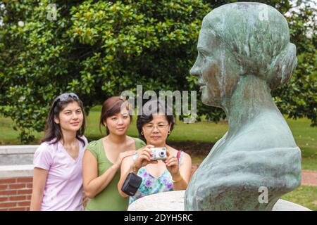 Alabama Tuscumbia Ivy Green Helen Keller lieu de naissance, femmes asiatiques mère adultes filles prenant photo buste, Banque D'Images