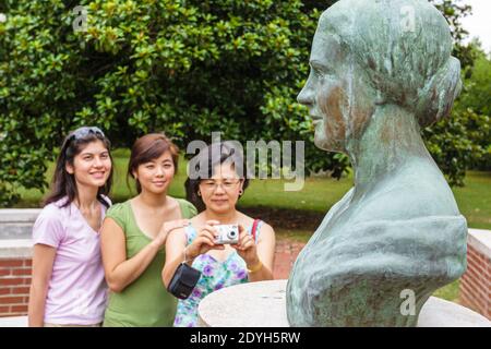 Alabama Tuscumbia Ivy Green Helen Keller lieu de naissance, femmes asiatiques mère adultes filles prenant photo buste, Banque D'Images