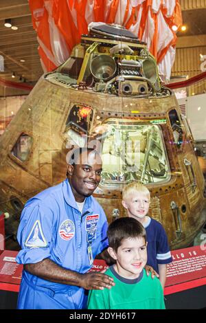 Huntsville Alabama, US Space & Rocket Center, Space Camp Black man guide capsule exposition, garçons, Banque D'Images