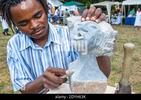 Huntsville Alabama, Festival des arts annuel Noir homme homme sculpteur en pierre Staline Tafura buste femme, Banque D'Images