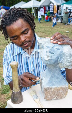 Huntsville Alabama, Festival des arts annuel Noir homme homme sculpteur en pierre Staline Tafura buste femme, Banque D'Images