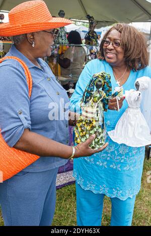 Huntsville Alabama, Arts Festival annuel Black Woman femme ethnique fabricant de poupées Doris McGillan recherche, shopping, Banque D'Images