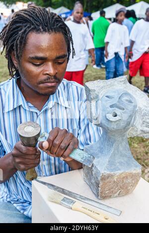 Huntsville Alabama, Festival des arts annuel Noir homme homme sculpteur en pierre Staline Tafura buste femme, Banque D'Images