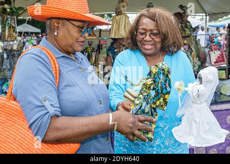 Huntsville Alabama, Arts Festival annuel Black Woman femme ethnique fabricant de poupées Doris McGillan recherche, shopping, Banque D'Images