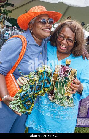 Huntsville Alabama, Arts Festival annuel Black Woman femme ethnique fabricant de poupées Doris McGillan recherche, shopping, Banque D'Images