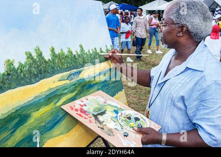 Huntsville Alabama, Festival des arts annuel Noir homme peintre masculin Johnnie B. Bates peinture scène décor, Banque D'Images