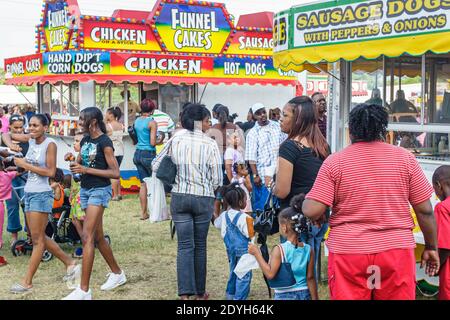 Huntsville Alabama, Festival des arts annuel femmes noires adolescents enfants enfants carnaval vendeurs d'aliments stands, Banque D'Images