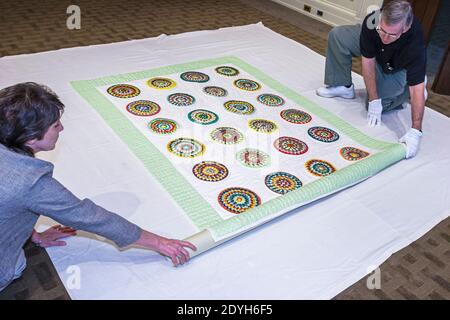 Alabama Montgomery State Department of Archives & History, Pine Burr State Quilt archivistes historiens Unwrapping, Banque D'Images