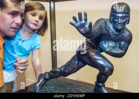 Auburn University Alabama, Lovelace Athletic Museum & Hall of Honor, Heisman Trophée football Award père fille fille look, Banque D'Images