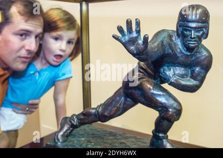 Auburn University Alabama, Lovelace Athletic Museum & Hall of Honor, Heisman Trophée football Award père fille exposition de recherche Banque D'Images