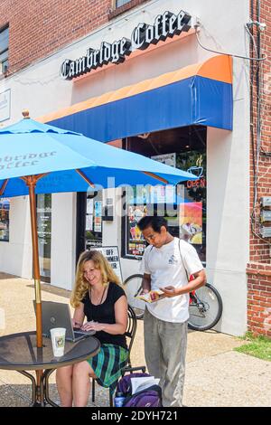 Alabama Auburn College Street Cambridge Coffee, barista étudiant élèves table parapluie al fresco, Banque D'Images