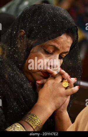 Lahore, Pakistan. 25 décembre 2020. Les fidèles chrétiens assistent à la prière spéciale de la messe de Noël lors des célébrations de l'église de la cathédrale du Sacré-cœur. (Photo de Rana Sajid Hussain/Pacific Press/Sipa USA) crédit: SIPA USA/Alay Live News Banque D'Images