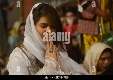 Lahore, Pakistan. 25 décembre 2020. Les fidèles chrétiens assistent à la prière spéciale de la messe de Noël lors des célébrations de l'église de la cathédrale du Sacré-cœur. (Photo de Rana Sajid Hussain/Pacific Press/Sipa USA) crédit: SIPA USA/Alay Live News Banque D'Images