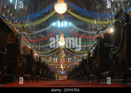 Lahore, Pakistan. 25 décembre 2020. Les fidèles chrétiens assistent à la prière spéciale de la messe de Noël lors des célébrations de l'église de la cathédrale du Sacré-cœur. (Photo de Rana Sajid Hussain/Pacific Press/Sipa USA) crédit: SIPA USA/Alay Live News Banque D'Images