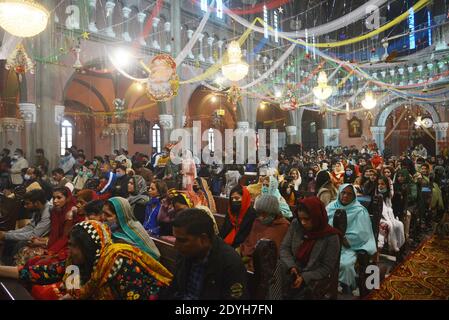 Lahore, Pakistan. 25 décembre 2020. Les fidèles chrétiens assistent à la prière spéciale de la messe de Noël lors des célébrations de l'église de la cathédrale du Sacré-cœur. (Photo de Rana Sajid Hussain/Pacific Press/Sipa USA) crédit: SIPA USA/Alay Live News Banque D'Images