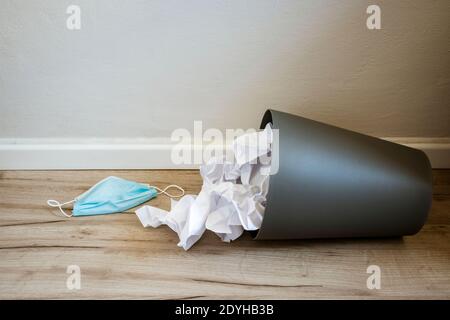 Utilisé masque chirurgical dans un bac bleu. Les masques utilisés pendant l'épidémie du virus Corona Covid-19 ont été jetés. Allez, faites-vous vacciner et vous serez en mesure de jeter le masque. Concept. Feuilles de papier froissées. Photo de haute qualité Banque D'Images