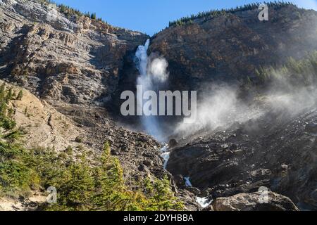 Chute d'eau des chutes Takakkaw en une journée ensoleillée d'été. 2e plus grande cascade au Canada. Paysage naturel paysage dans le parc national Yoho, Rocheuses canadiennes Banque D'Images