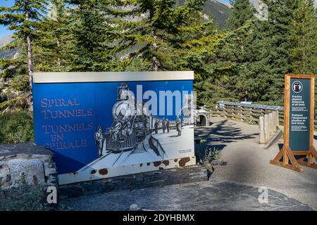 Point de vue panoramique du tunnel en spirale inférieur par une belle journée d'été. C.-B., Canada Banque D'Images