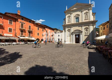 Cyclistes à Torri del Benaco au lac de Garde en Italie Banque D'Images