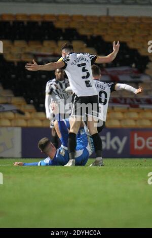 STOKE SUR TRENT, ANGLETERRE. 26 DÉCEMBRE Scott Quigley de Barrow est en jeu par Adam Crookes de Port Vale lors du match Sky Bet League 2 entre Port Vale et Barrow à Vale Park, Bursrem le samedi 26 décembre 2020. (Crédit : Simon Newbury | ACTUALITÉS MI) crédit : ACTUALITÉS MI et sport /Actualités Alay Live Banque D'Images