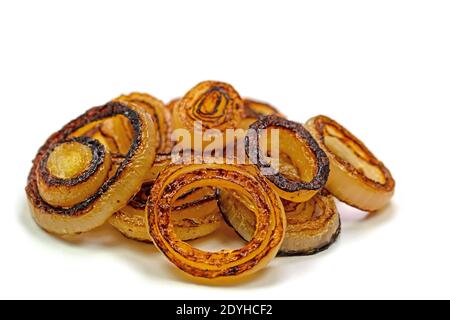 Oignons frits sur fond blanc Banque D'Images