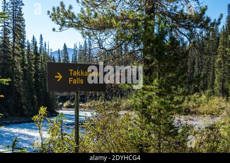 Indicateur de la chute d'eau de Takakkaw Falls au sentier Iceline, parc national Yoho, Rocheuses canadiennes, Colombie-Britannique, Canada. Banque D'Images