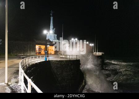 Storm Bella s'écrase contre la promenade d'Aberystwyth lors d'un serrage de 4.2 mètres de haut le soir du lendemain de Noël. Banque D'Images