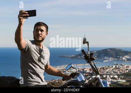 Biker prenant un selfie avec le paysage pendant un itinéraire Banque D'Images