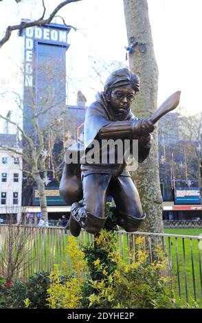 Le dernier personnage de film statue à thème à Leicester Square - Harry Potter, montrant une scène de la pierre du philosophe, montrant le jeune assistant jouant Quidditch, à Londres, Royaume-Uni Banque D'Images