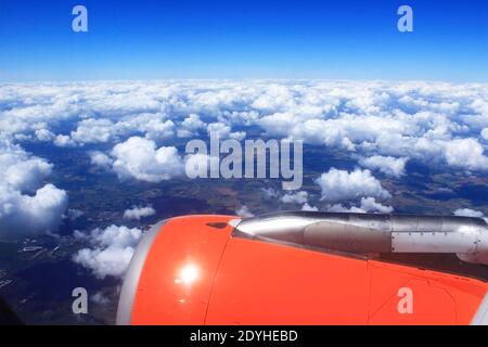 Nuages blancs moelleux au-dessus de Kent, Englandsvus d'un avion aproaching Gatwick Airport,London,UK 14 juillet 2016 Banque D'Images