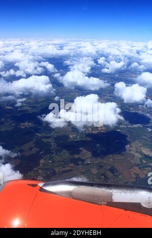 Nuages blancs moelleux au-dessus de Kent, Englandsvus d'un avion aproaching Gatwick Airport,London,UK 14 juillet 2016 Banque D'Images