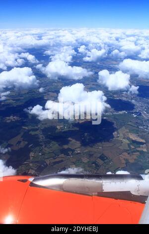 Nuages blancs moelleux au-dessus de Kent, Englandsvus d'un avion aproaching Gatwick Airport,London,UK 14 juillet 2016 Banque D'Images