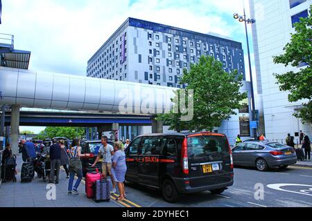 Vue sur la zone de dépôt du terminal nord de l'aéroport de Gatwick, on La piste de niveau inférieur entre le Sofitel et le multi-étages Parking.UK, août 2016 Banque D'Images