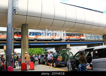 Vue sur la zone de dépôt du terminal nord de l'aéroport de Gatwick, on La piste de niveau inférieur entre le Sofitel et le multi-étages Parking.UK, août 2016 Banque D'Images