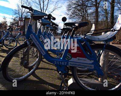 Plusieurs vélos de location peints en bleu se tenant dans une rangée à la gare du système de partage de vélos Regiorad Stuttgart dans le quartier Degerloch près de Waldau. Banque D'Images