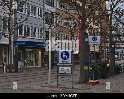 Vide rue commerçante Kaiserstraße dans le centre historique pendant Covid-19 verrouillage avec des magasins fermés. Texte sur le signe : l'utilisation du masque est obligatoire. Banque D'Images