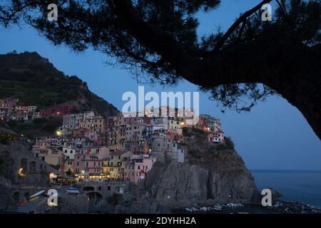 Italie Cinque Terre Manarola à Dusk Banque D'Images