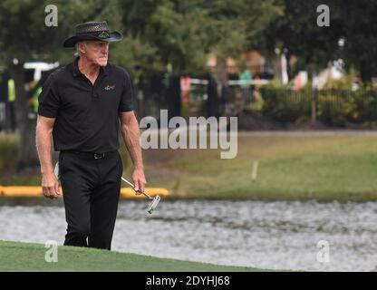 L'australien Greg Norman approche du 18e green lors de la dernière partie du tournoi de golf de championnat PNC au Ritz-Carlton Golf Club. Le jour de Noël, Norman a posté une photo sur Instagram à partir d'un lit d'hôpital où il était traité pour les symptômes de COVID-19. Le fils de Norman a également posté une photo sur Instagram, indiquant que lui et sa fiancée ont été testés positifs pour le virus COVID-19. Banque D'Images