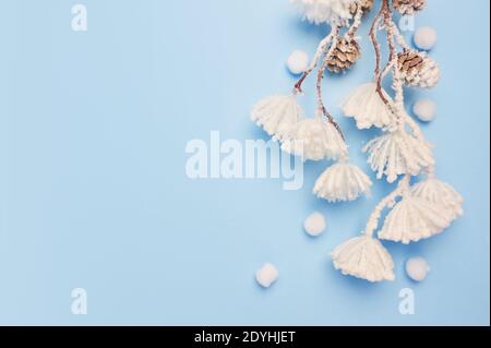 Maquette de feuilles d'eucalyptus et de coton avec place pour le texte sur fond bleu. Couronne en branches, cônes. Flat lay, vue de dessus Banque D'Images