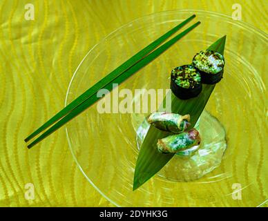 Dîner typiquement japonais par Atsuko Kato. La présentation des plats au restaurant Rakan d'Atsuko Kato allie esthétique visuelle et saveurs authentiques Banque D'Images