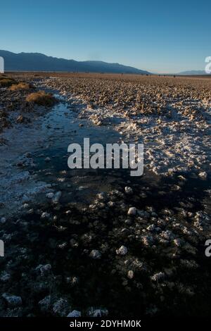 Le bassin de Badwater est un plan de sel situé dans le parc national de la Vallée de la mort et se trouve à la plus basse altitude terrestre de l'hémisphère Nord. Banque D'Images