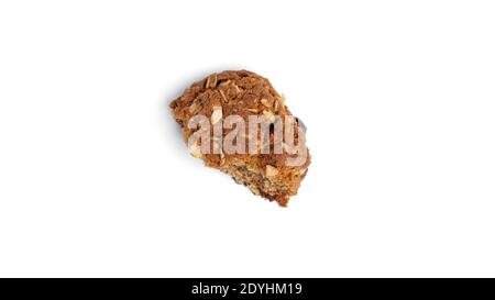 Biscuits aux flocons d'avoine avec raisins secs et noix de coco sur fond blanc. Vue du dessus. Photo de haute qualité Banque D'Images