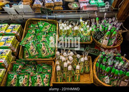 Au Japon, il existe de nombreux produits contenant du wasabi, notamment des bonbons, de la poudre de wasabi, du sel de wasabi et des noix de wasabi. Banque D'Images