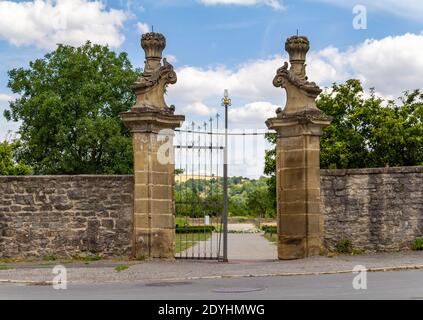 Porte historique près de l'abbaye de Schoental située à Hohenlohe, une région du sud de l'Allemagne en été Banque D'Images