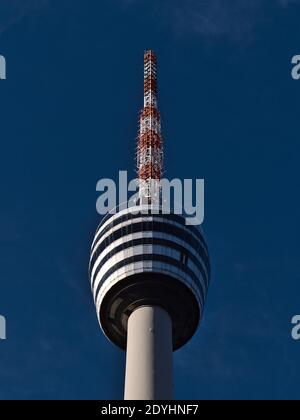 Gros plan vue à angle bas sur le sommet de la célèbre Fernsehturm (tour de télévision) de Stuttgart, Allemagne situé dans le quartier Degerloch par temps ensoleillé avec ciel bleu. Banque D'Images