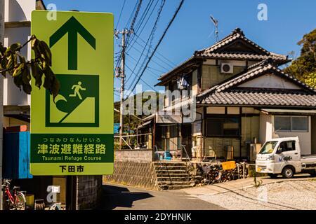 Panneaux d'avertissement du tsunami près de Shimoda sur la côte japonaise Banque D'Images