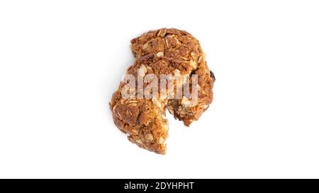 Biscuits aux flocons d'avoine avec raisins secs et noix de coco sur fond blanc. Vue du dessus. Photo de haute qualité Banque D'Images